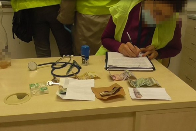 Vesztegetés a kórházban: a főorvos és az asszisztens letartóztatását is kezdeményezték