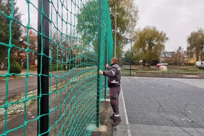 Labdafogó háló kihelyezése a Törpe utcai kosárpályához