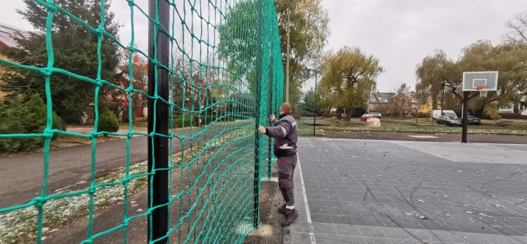 Labdafogó háló kihelyezése a Törpe utcai kosárpályához