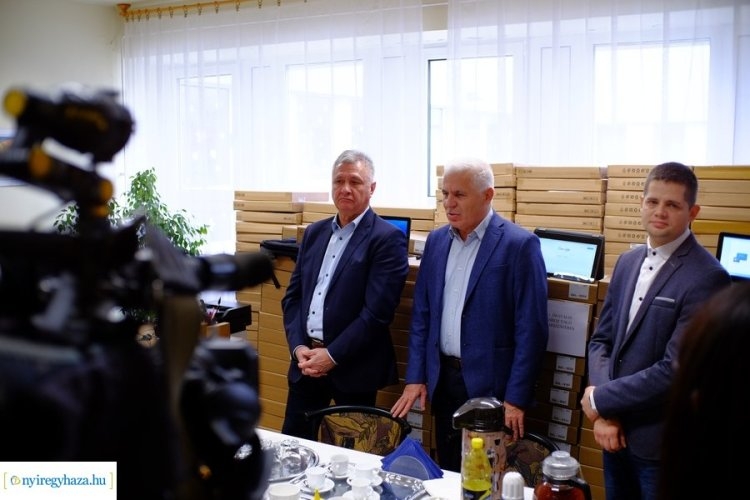 Korai karácsony: megérkeztek Nyíregyházára a hetedikes diákoknak pályázott notebookok