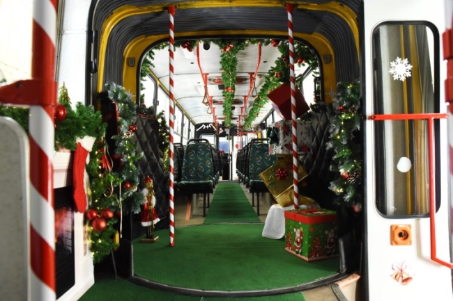 Díszítik a karácsonyi retró járatot