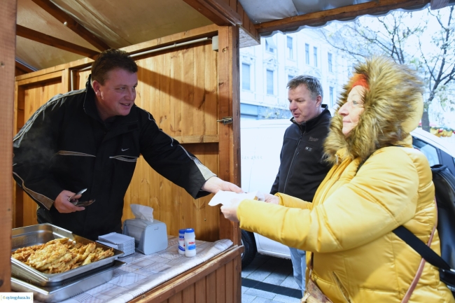 Ajándék lapcsánka várta az arra járókat az adventi forgatagban