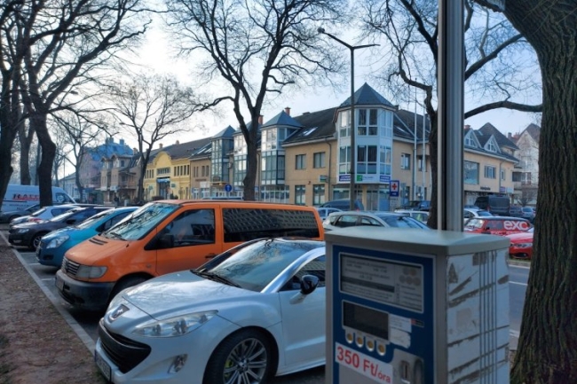 Másodikától újra fizetni kell a parkolásért!