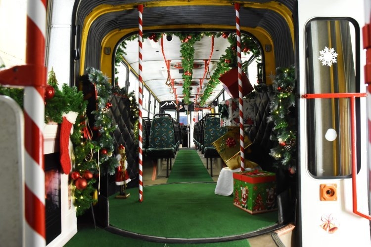Ünnepi díszbe öltözött retró buszon fedezhetjük fel a kivilágított várost