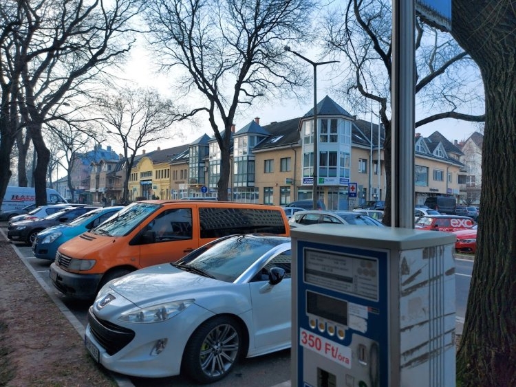 Másodikától újra fizetni kell a parkolásért!