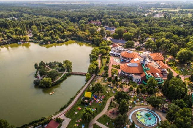 Sóstót az itt élők okkal nevezik a város ékességének