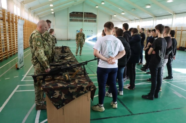 Érdeklődő fiatalok a nyíregyházi laktanyában