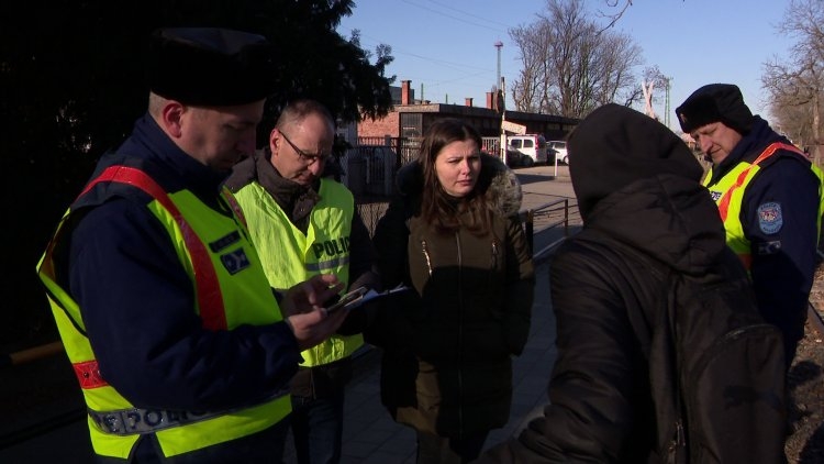 Csellengők – Iskolakerülő diákokat igazoltattak a rendőrök az állomáson