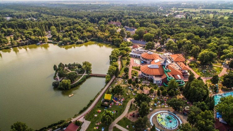 Sóstót az itt élők okkal nevezik a város ékességének