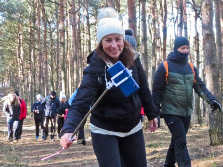 Esti fények a sötét fák között, nőnapi gyalogtúra a Sóstói erdőben