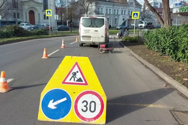 Megkezdődött a belvárosi okoszebrák karbantartása