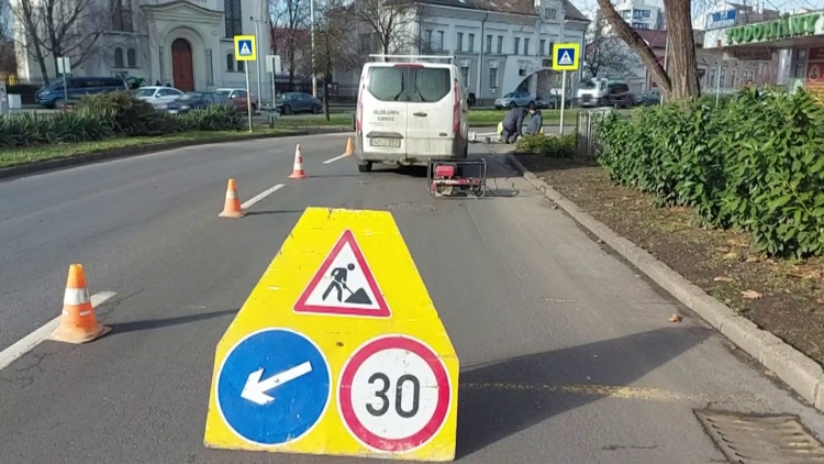 Megkezdődött a belvárosi okoszebrák karbantartása