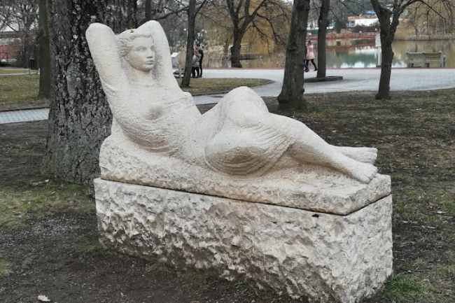 Egy kőbe faragott nő a tóparton - Sóstógyógyfürdő női szobrai 4.