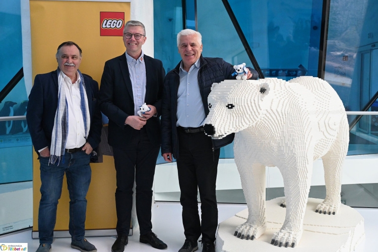 Egyedülálló látványosság – LEGO jegesmedve költözött a Nyíregyházi Állatparkba