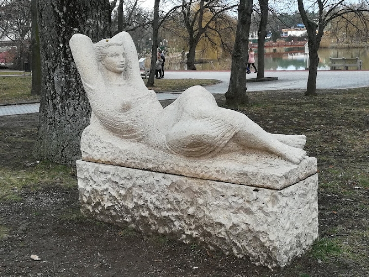 Egy kőbe faragott nő a tóparton - Sóstógyógyfürdő női szobrai 4.