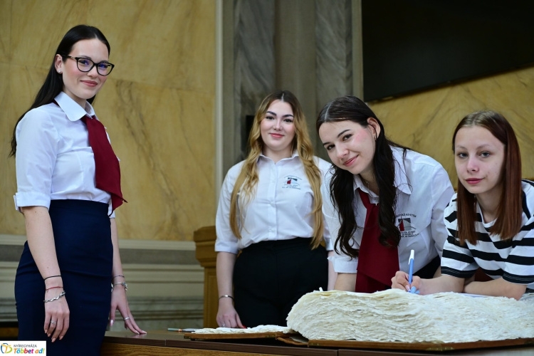 Újra megnyílt a kapcsos könyv – Az érettségire készülő diákok becsben tartja a város