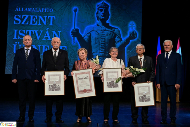 Kitüntetések és kenyérszentelés az önkormányzati Szent István-napi ünnepségen