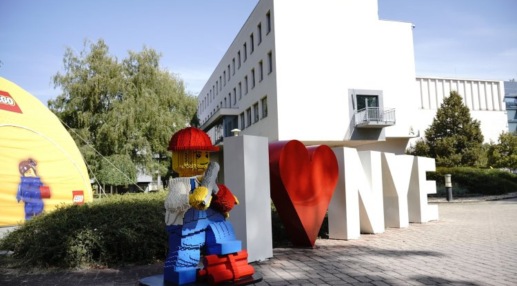 Jön a LEGO játékváros, lezárják a parkolót