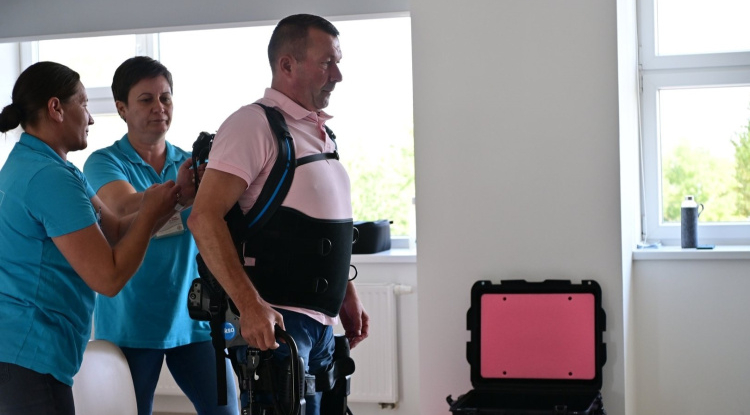 Exoskeleton, járógép és célzott fizioterápia – a világnapon mutatták be a rehabilitációs lehetőségeket