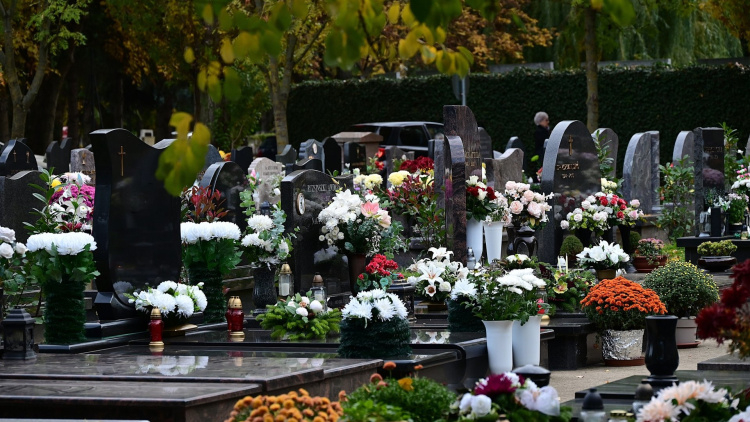 Mindenszentek – Már most is sokan mennek a temetőbe