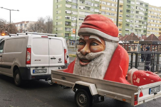 Újra integet a Mikulás a Búza téri Piaccsarnok tetejéről