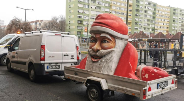 Újra integet a Mikulás a Búza téri Piaccsarnok tetejéről