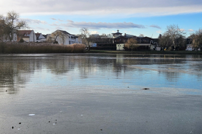 Látszólag tart, valójában életveszélyes – miért ne lépjünk még jégre Nyíregyházán!