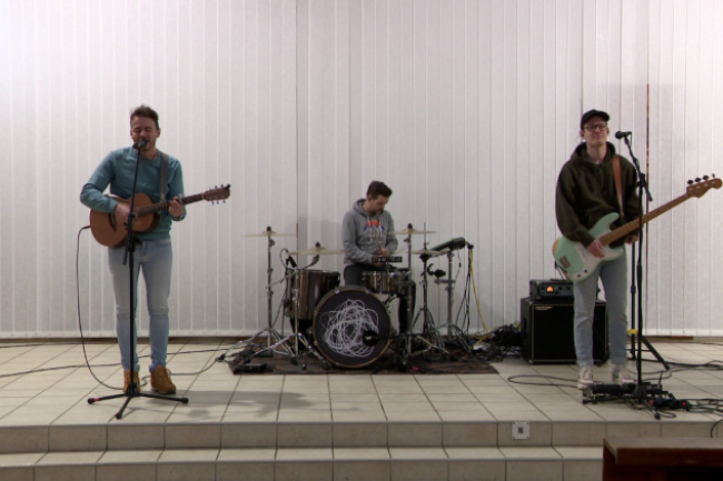 Rendhagyó irodalomóra – Kávészünet koncertet hallgathattak a Szent Imre diákjai