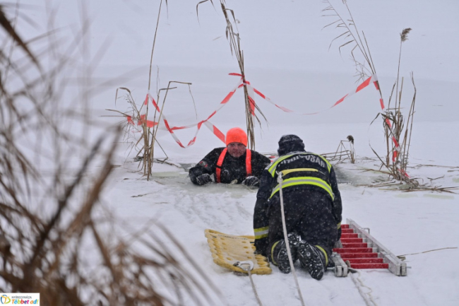 Tűzoltók: Egy rossz lépés is végzetes lehet a befagyott tavak jegén!