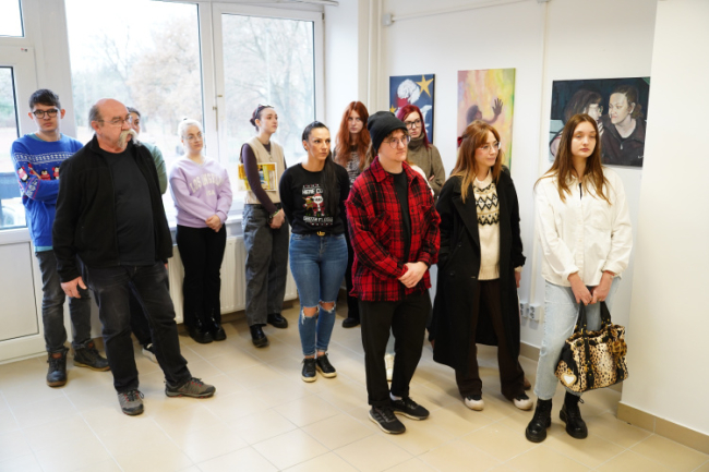 ZSENGÉK – Vizuális kultúra hallgatók első kiállítása látható az egyetemen