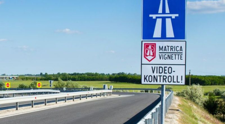 Közeleg a határidő: napokon belül lejárnak az éves autópálya-matricák