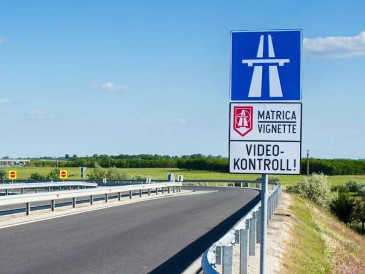 Közeleg a határidő: napokon belül lejárnak az éves autópálya-matricák