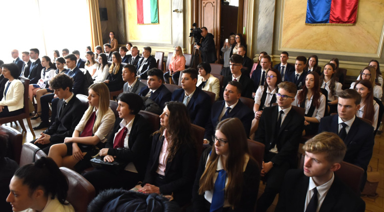 Központi ballagás a Városházán – közös fotóval búcsúznak a végzősök