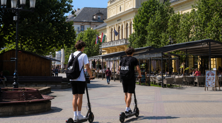Figyelmeztet a rendőrség: veszélyesen közlekednek a rolleresek