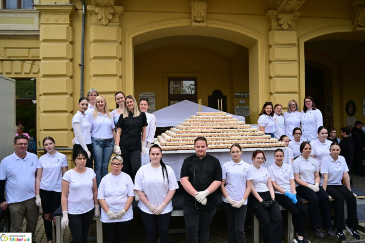 Olyan finom volt, hogy alig maradt belőle: rekordgyorsan fogyott a város tortája