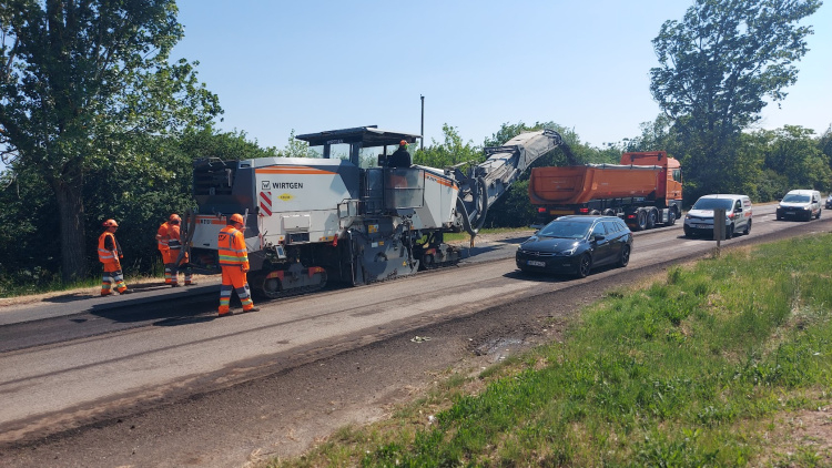 Burkolatfelújítás zajlik a 38-as főúton Nyíregyháza közelében