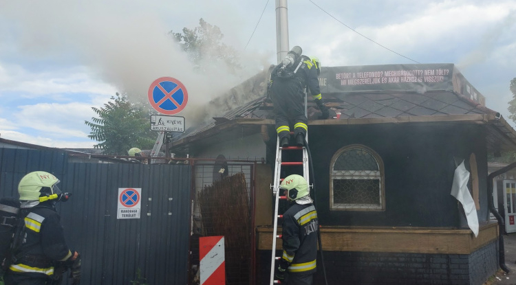 Tűz ütött ki egy gyrososnál az Állomás téren