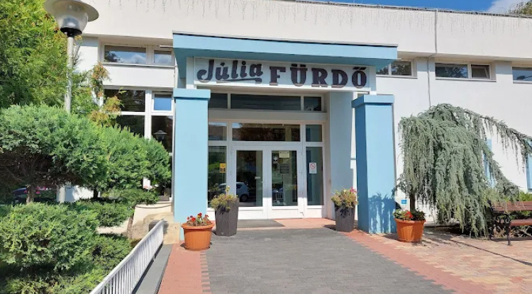 Újabb aláírások a Júlia Fürdőért – az önkormányzat szerint jelenleg nincs forrás a felújításra