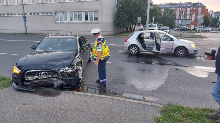 Egy pillanatnyi hiba, két roncsautó – nagy erejű ütközés rázta meg a Hunyadi utcát