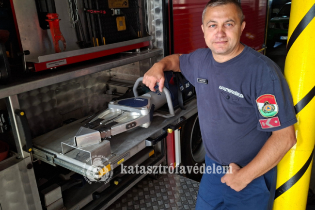 Szolgálaton kívül is hősiesen helytállt – Nyíregyházi tűzoltó mentette a bajba jutottakat és egy kutyát is Paszabon