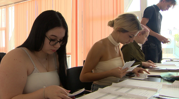 Diákmunka – Szorgalmasan dolgoznak a fiatalok a Kulturális Központban
