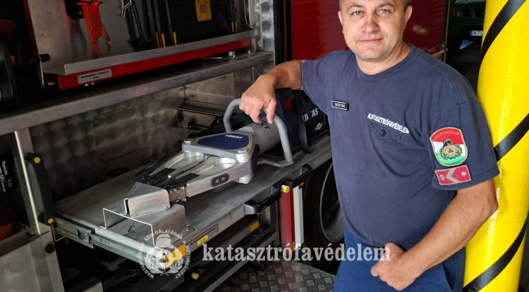 Szolgálaton kívül is hősiesen helytállt – Nyíregyházi tűzoltó mentette a bajba jutottakat és egy kutyát is Paszabon