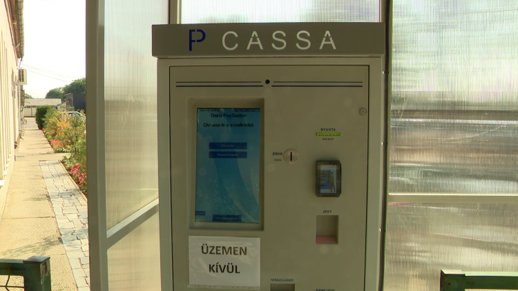 Megszűnhetnek a sorok az Északi temetőnél – új parkolóautomaták és rendszámfelismerő rendszer gyorsítja a bejutást
