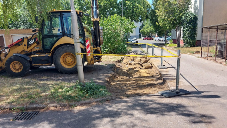 Új lehajtó készül a Toldi utcai garázssornál
