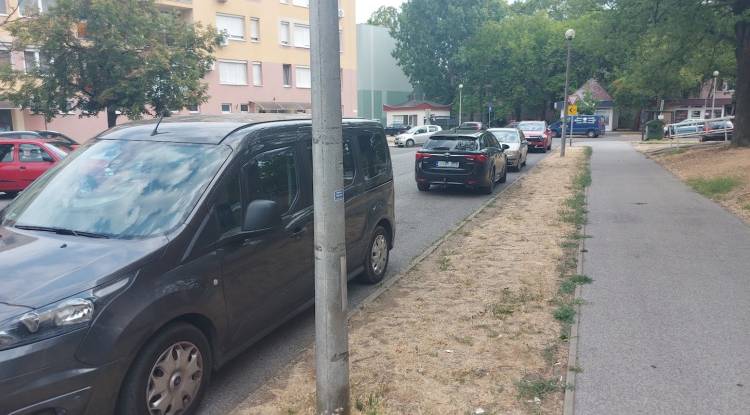 Rendszeresen tilosban parkolnak a Stadion utcában – Ellenőrzésekre számíthatnak az autósok