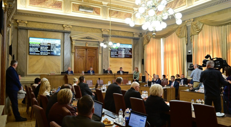 Jégpálya, támogatások és esélyegyenlőség a városi közgyűlésen