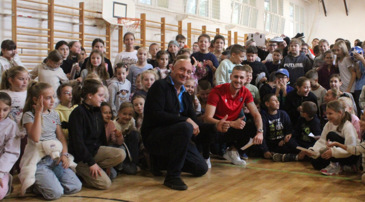 Meghívó - a Szabó Lőrinc Iskolában járt a Szpari játékosa