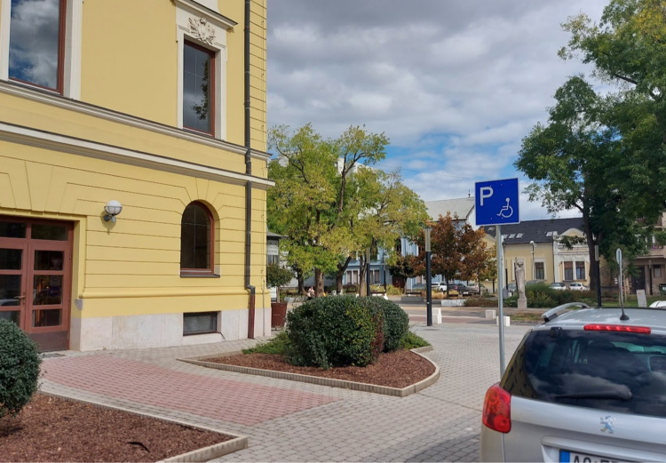 Új mozgáskorlátozott-parkolóhelyet alakítottak ki a Bessenyei téren