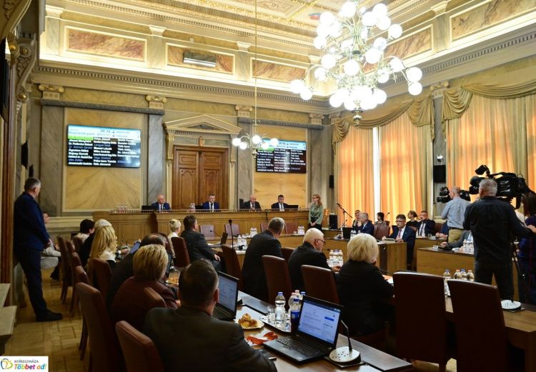 Jégpálya, támogatások és esélyegyenlőség a városi közgyűlésen