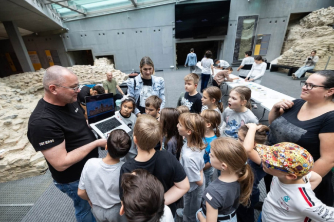 80 ezer LEGO-kockából alkottak mozaikot Pécsen – a nyíregyházi tekerd! csoport is közreműködött